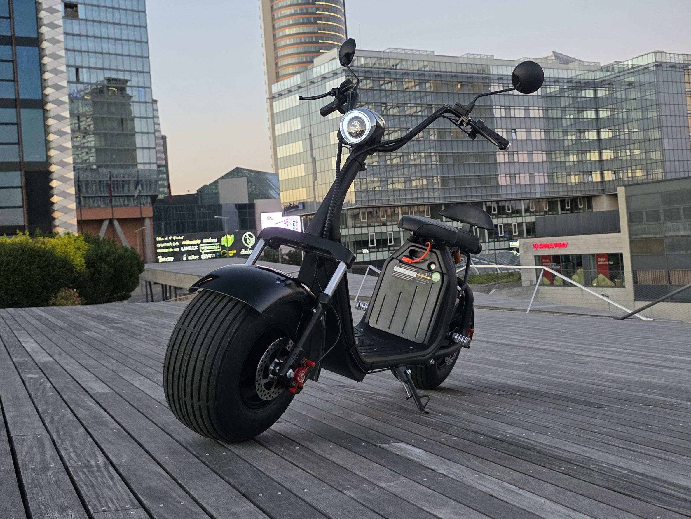 CityCoco elektrinis čioperis iš priekio – juodas elektrinis motoroleris su plačiomis padangomis mieste