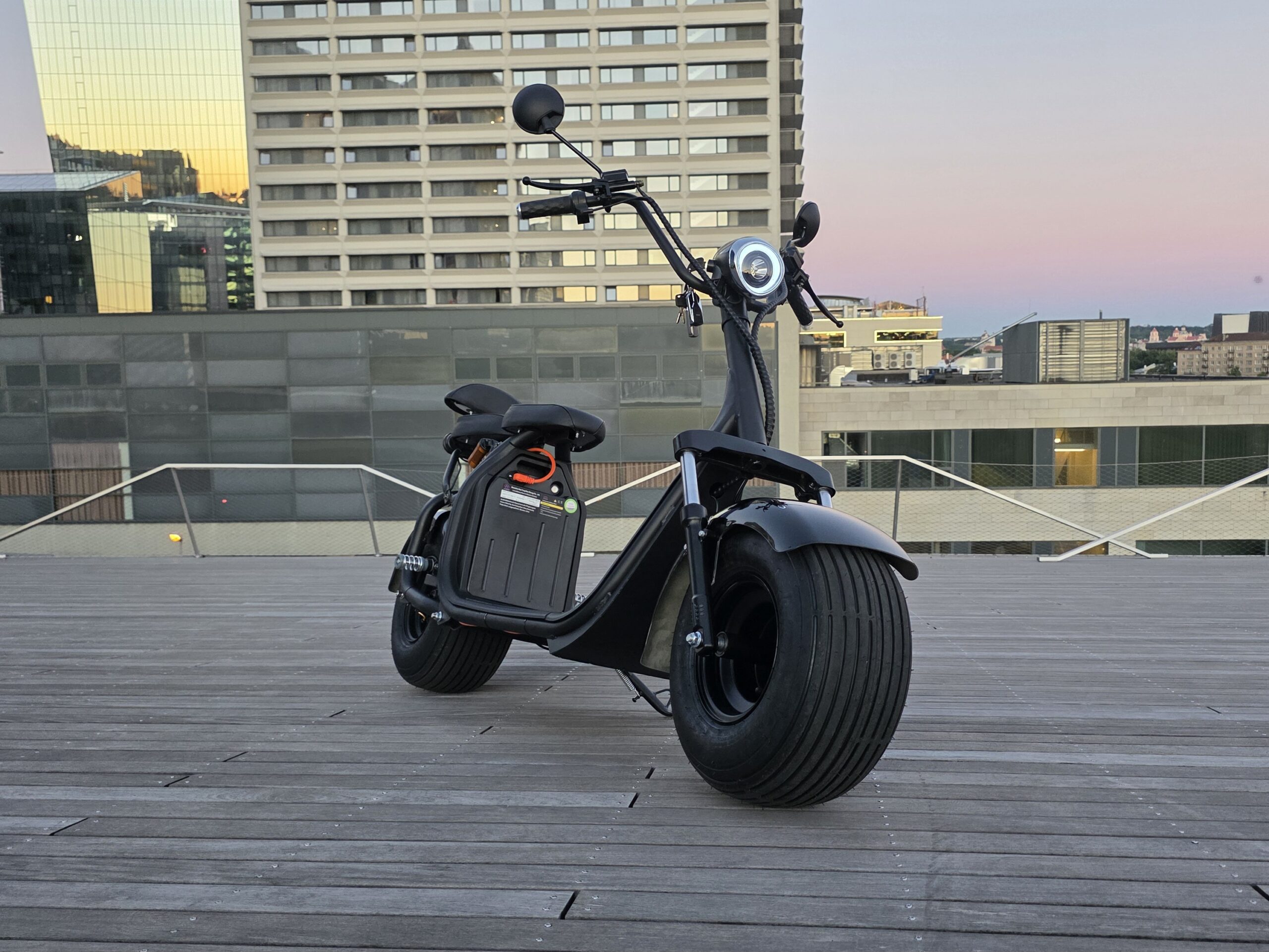 CityCoco elektrinis čioperis iš šono – juodas elektrinis motoroleris su storomis padangomis mieste