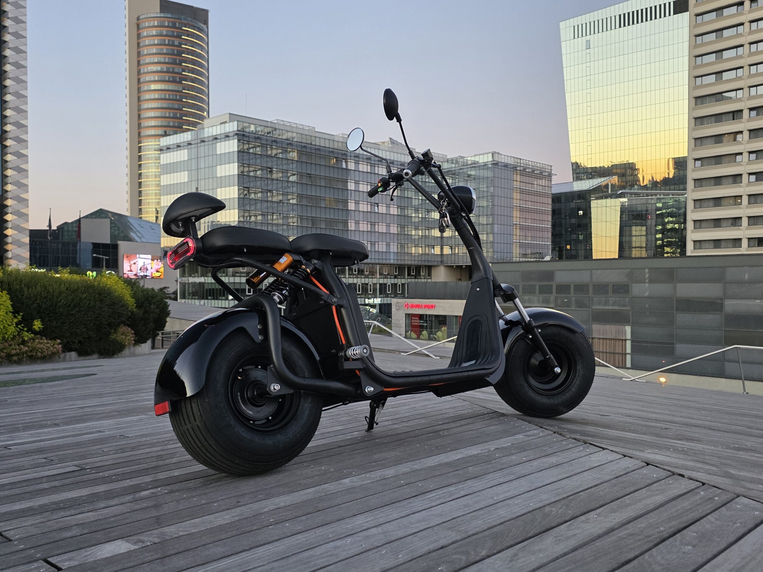 CityCoco elektrinis čioperis iš galo – juodas elektrinis motoroleris su storomis padangomis kasdieniam naudojimui