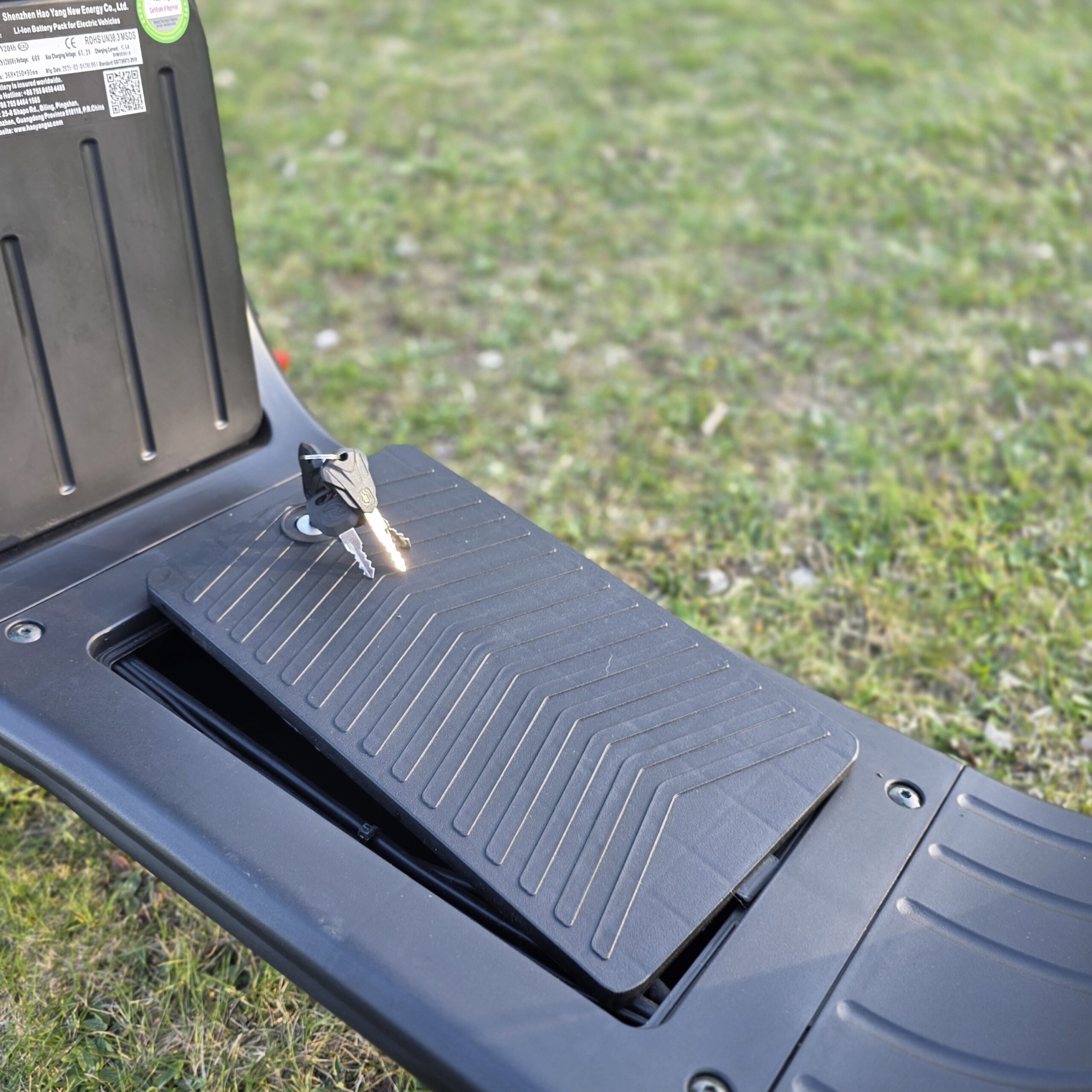 Elektrinio motorolerio CityCoco kojų platforma su rakteliu baterijos skyriui atidaryti