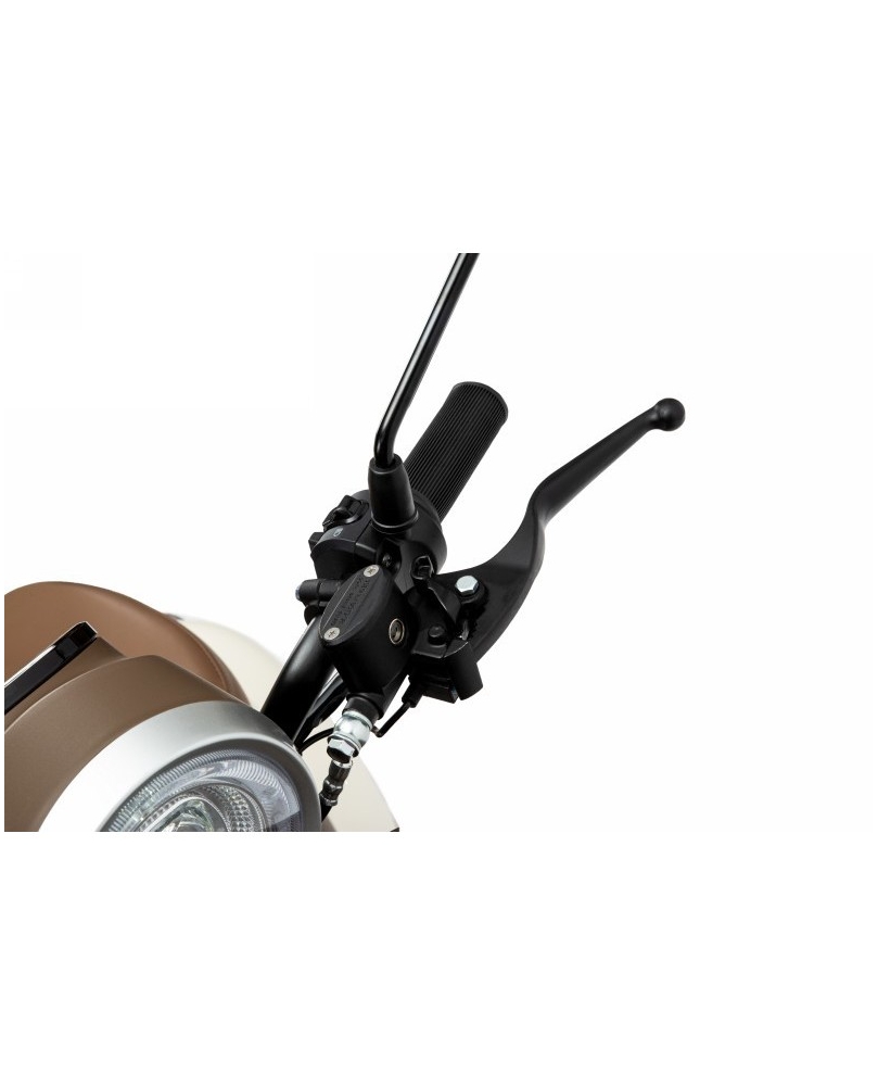 Elektrinio keturračio valdymo rankena, stabdžių svirtelė ir priekinis LED žibintas.